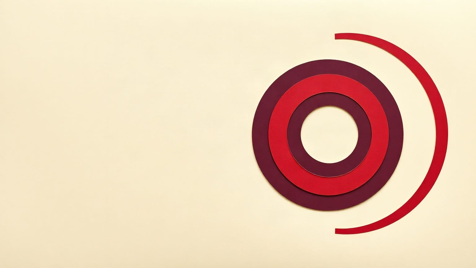 Un disco de anillos concéntricos en rojo y ciruela sobre fondo crema, con un arco del mismo círculo desplazado a la derecha