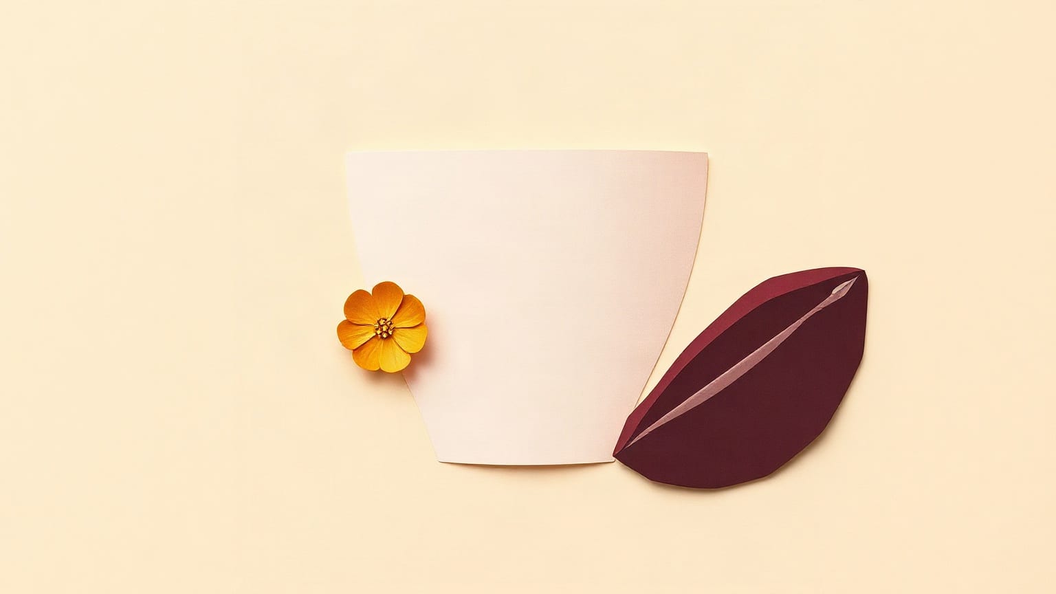Una taza de papel rosa pálido recortada sobre un fondo crema, con una flor naranja de cinco pétalos apoyada en su costado izquierdo y una vaina de cacao abierta, en color vino, junto a ella