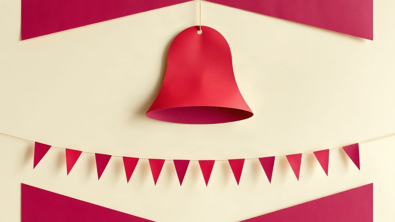 Una campana de papel magenta colgada de un hilo sobre un fondo crema, y debajo una hilera de banderines triangulares del mismo color